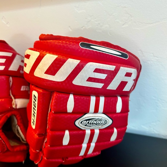 Bauer 500 Junior 8” Red and White Hockey Gloves - Picture 4 of 9